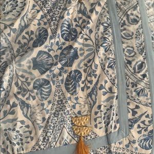 Linear marigold necklace